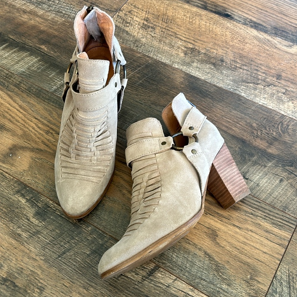 Seychelles Taupe Leather Braided Booties with Stacked heels size 10